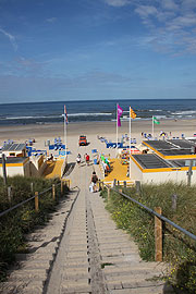 Dühnenabgang zum Strand in Egmond aan Zee (Foto: MartiN Schmitz)